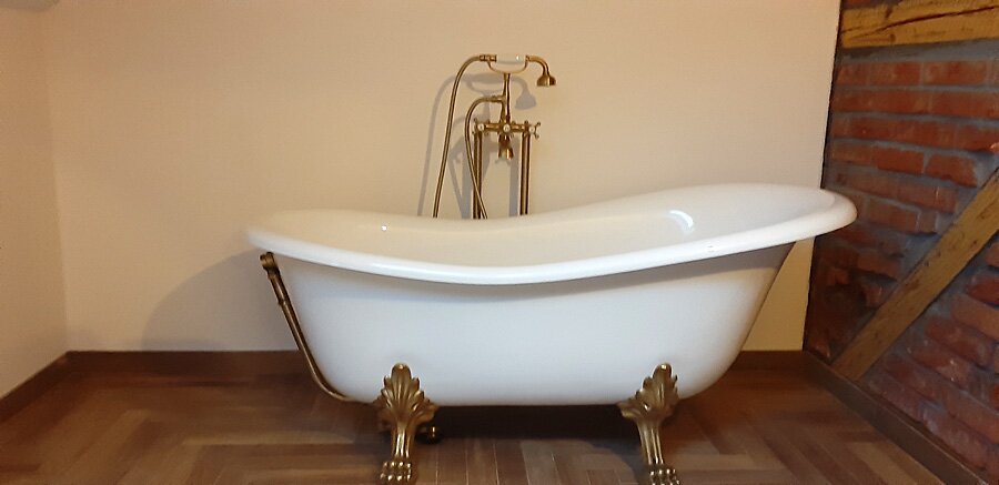 Łazienka przed i po w stylu retro w domu prywatnym na poddaszu - zdjęcie 17