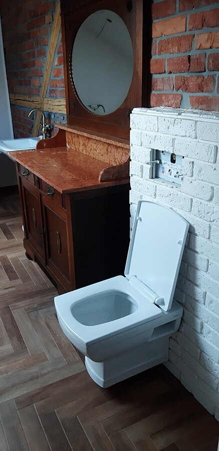 Łazienka przed i po w stylu retro w domu prywatnym na poddaszu - zdjęcie 23