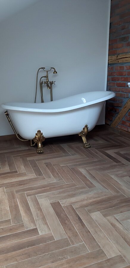 Łazienka przed i po w stylu retro w domu prywatnym na poddaszu - zdjęcie 37