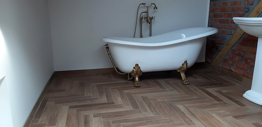 Łazienka przed i po w stylu retro w domu prywatnym na poddaszu - zdjęcie 32