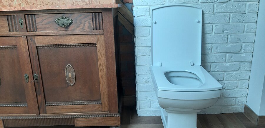 Łazienka przed i po w stylu retro w domu prywatnym na poddaszu - zdjęcie 26