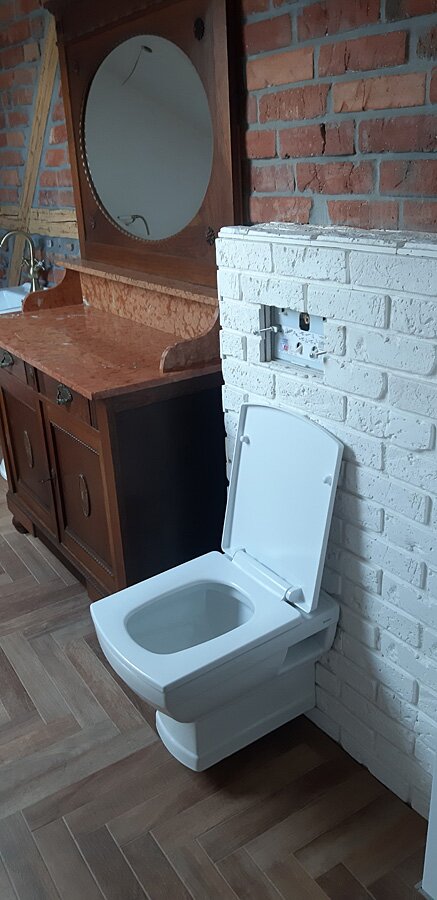 Łazienka przed i po w stylu retro w domu prywatnym na poddaszu - zdjęcie 19