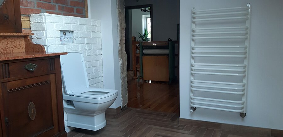 Łazienka przed i po w stylu retro w domu prywatnym na poddaszu - zdjęcie 43