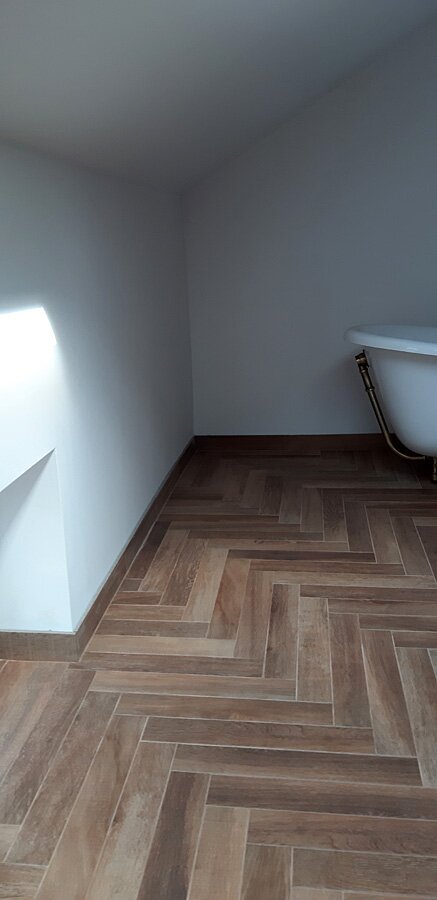 Łazienka przed i po w stylu retro w domu prywatnym na poddaszu - zdjęcie 38