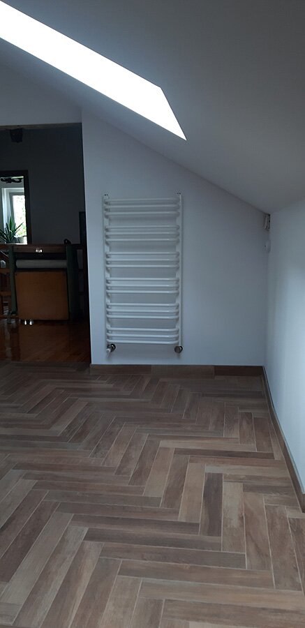 Łazienka przed i po w stylu retro w domu prywatnym na poddaszu - zdjęcie 47