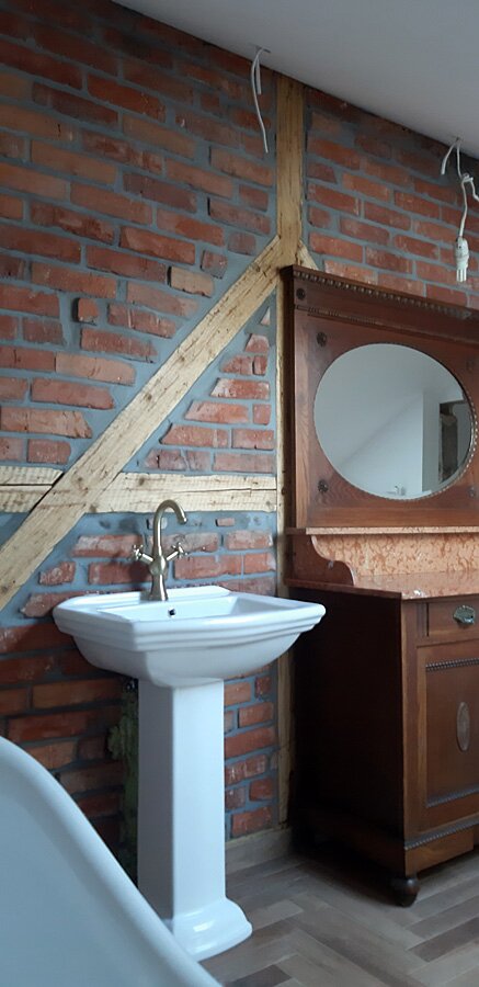 Łazienka przed i po w stylu retro w domu prywatnym na poddaszu - zdjęcie 55