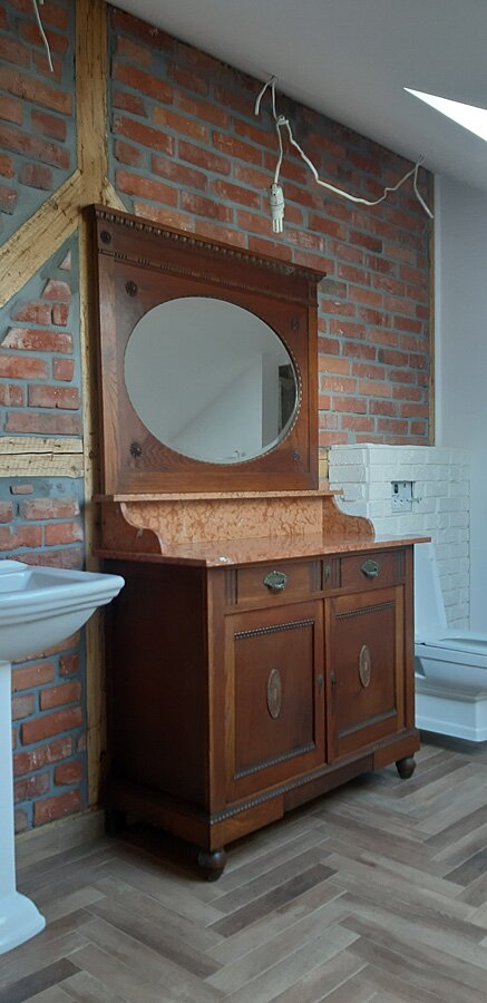 Łazienka przed i po w stylu retro w domu prywatnym na poddaszu - zdjęcie 56