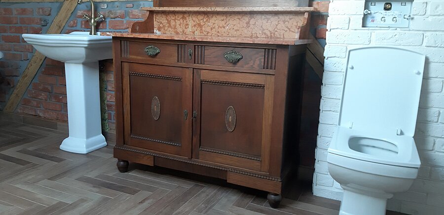 Łazienka przed i po w stylu retro w domu prywatnym na poddaszu - zdjęcie 42