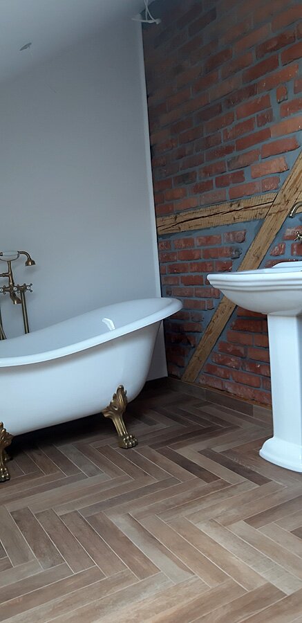 Łazienka przed i po w stylu retro w domu prywatnym na poddaszu - zdjęcie 30