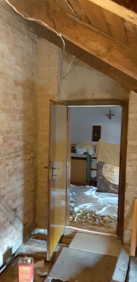 Łazienka przed i po w stylu retro w domu prywatnym na poddaszu - zdjęcie 7