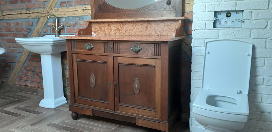 Łazienka przed i po w stylu retro w domu prywatnym na poddaszu - zdjęcie 41