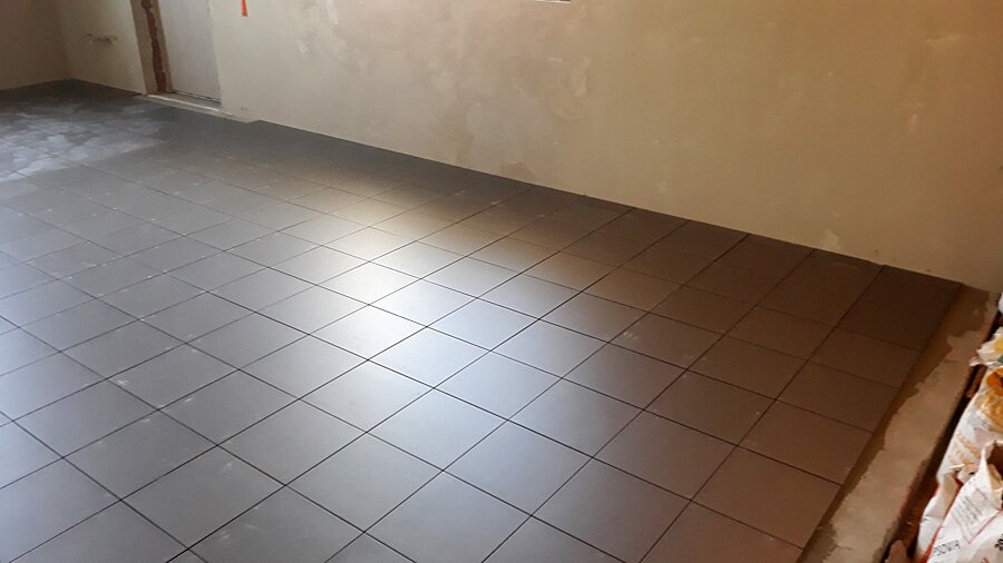 Kafelkowanie garażu w Przegędzy - zdjęcie 3