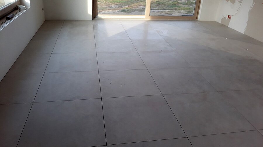 Kafelkowanie salonu z innymi pomieszczeniami w Przegędzy - zdjęcie 6