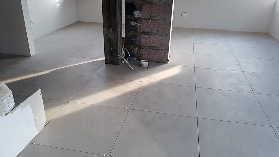 Kafelkowanie salonu z innymi pomieszczeniami w Przegędzy - zdjęcie 2