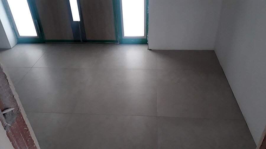 Kafelkowanie salonu z innymi pomieszczeniami w Przegędzy - zdjęcie 15