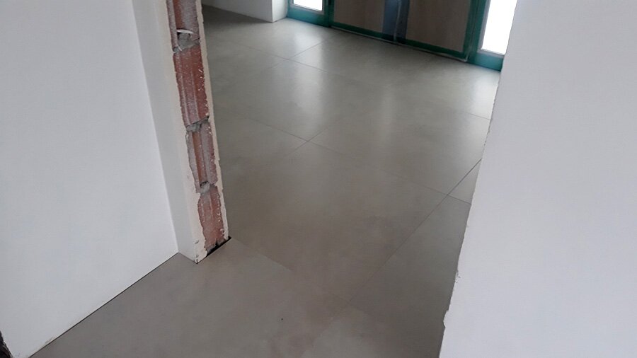 Kafelkowanie salonu z innymi pomieszczeniami w Przegędzy - zdjęcie 14