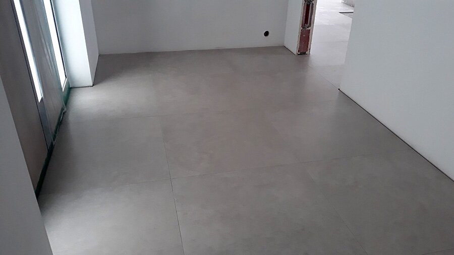 Kafelkowanie salonu z innymi pomieszczeniami w Przegędzy - zdjęcie 17