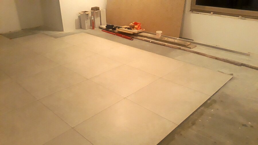 Kafelkowanie salonu z innymi pomieszczeniami w Przegędzy - zdjęcie 1