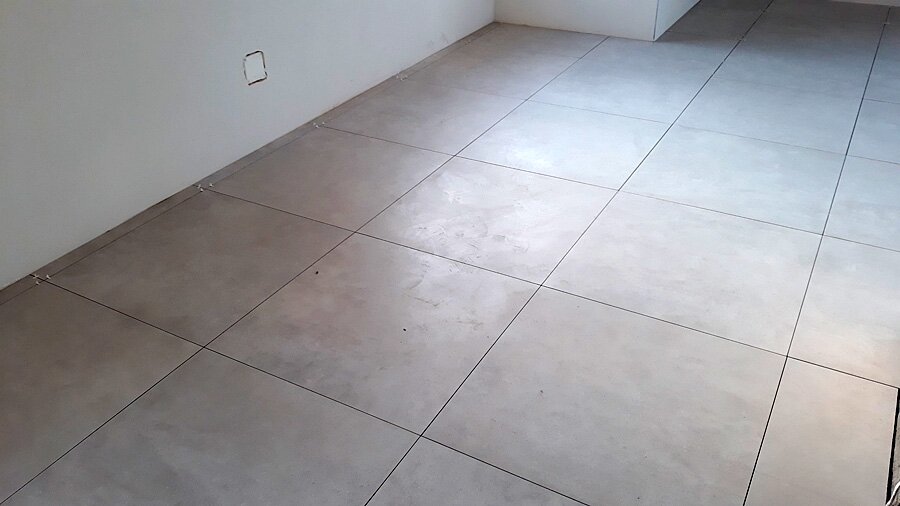 Kafelkowanie salonu z innymi pomieszczeniami w Przegędzy - zdjęcie 4