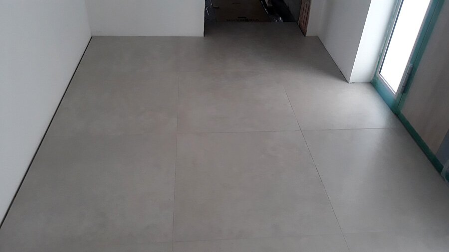 Kafelkowanie salonu z innymi pomieszczeniami w Przegędzy - zdjęcie 16