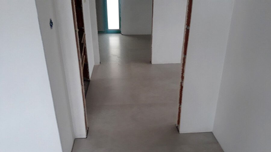 Kafelkowanie salonu z innymi pomieszczeniami w Przegędzy - zdjęcie 12