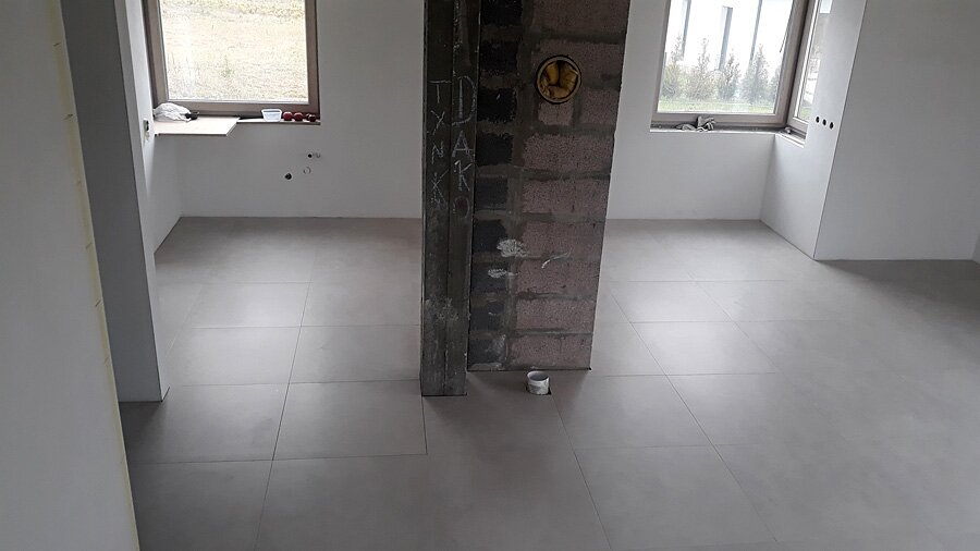 Kafelkowanie salonu z innymi pomieszczeniami w Przegędzy - zdjęcie 10