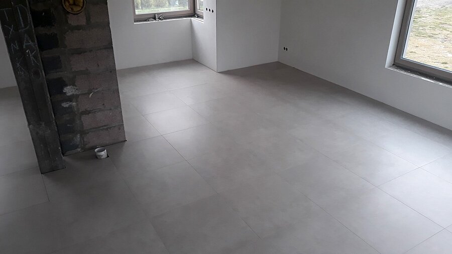 Kafelkowanie salonu z innymi pomieszczeniami w Przegędzy - zdjęcie 9