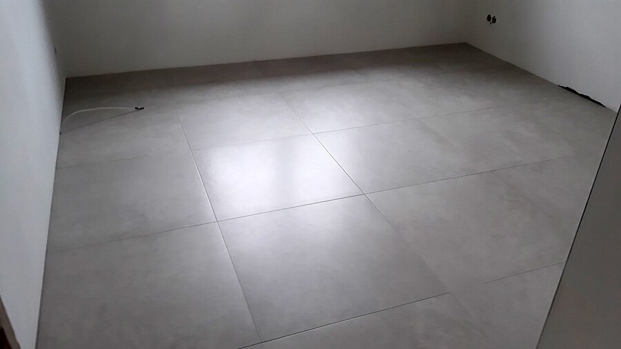 Kafelkowanie salonu z innymi pomieszczeniami w Przegędzy - zdjęcie 11