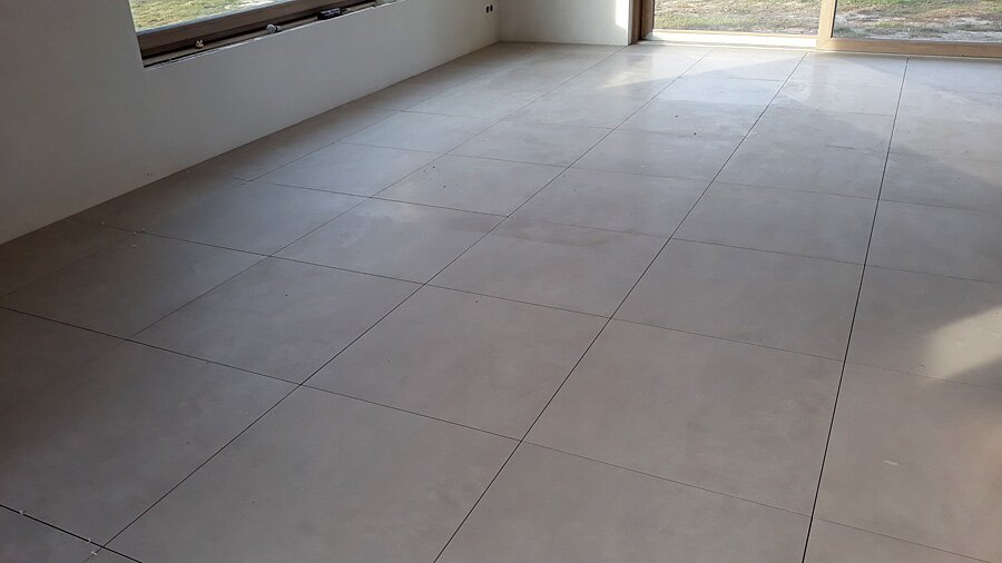 Kafelkowanie salonu z innymi pomieszczeniami w Przegędzy - zdjęcie 5