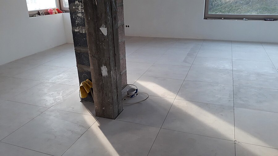 Kafelkowanie salonu z innymi pomieszczeniami w Przegędzy - zdjęcie 8