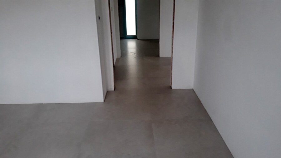 Kafelkowanie salonu z innymi pomieszczeniami w Przegędzy - zdjęcie 13