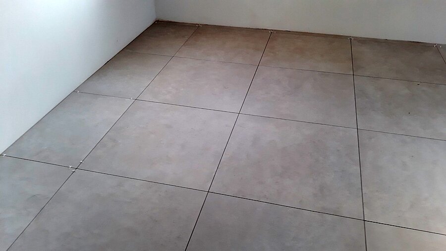 Kafelkowanie salonu z innymi pomieszczeniami w Przegędzy - zdjęcie 3