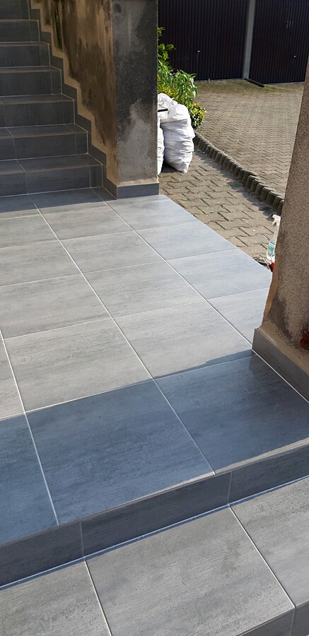 Remont schodów przed i po w kamienicy w Rybniku - zdjęcie 14