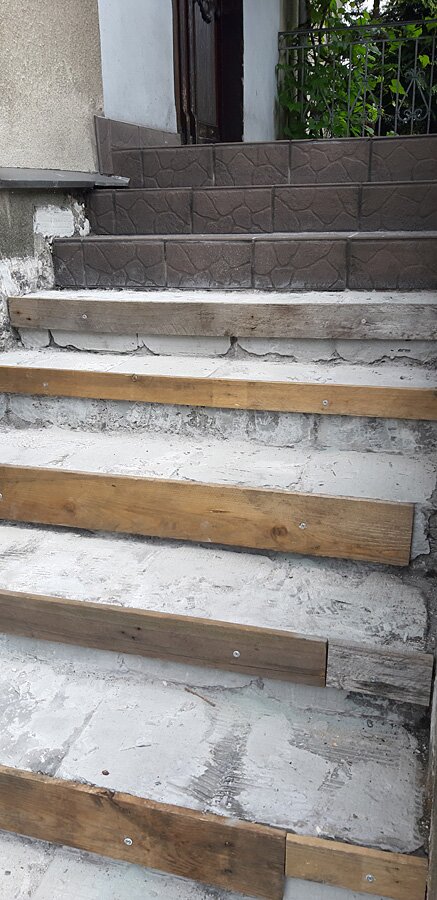 Remont schodów przed i po w kamienicy w Rybniku - zdjęcie 1