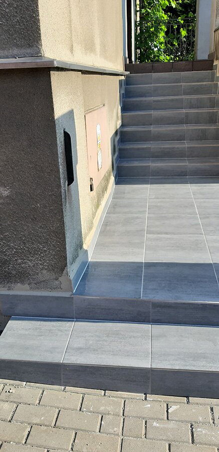 Remont schodów przed i po w kamienicy w Rybniku - zdjęcie 5