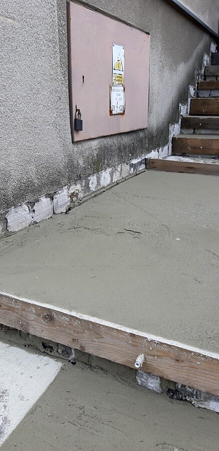 Remont schodów przed i po w kamienicy w Rybniku - zdjęcie 2