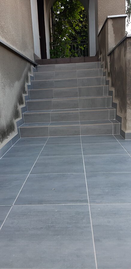 Remont schodów przed i po w kamienicy w Rybniku - zdjęcie 29