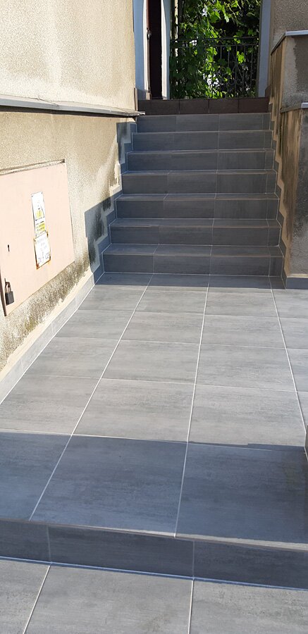 Remont schodów przed i po w kamienicy w Rybniku - zdjęcie 15