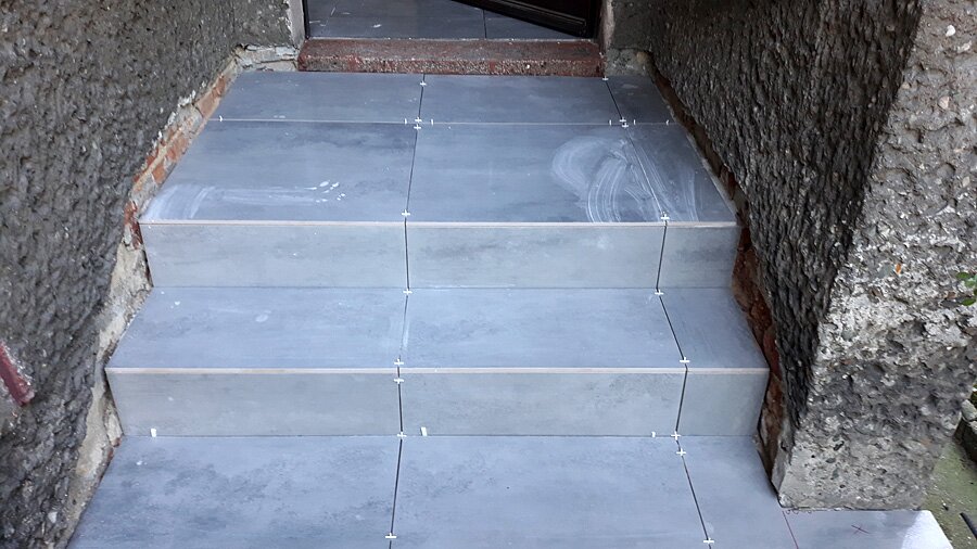 Rybnik, Obronców Pokoju - remont klatki schodowej oraz kafelkowanie - zdjęcie 3