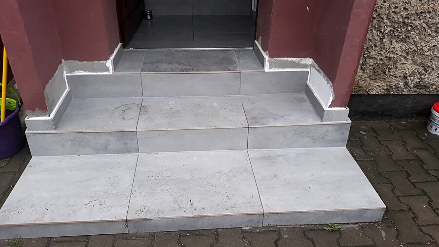 Rybnik, Obronców Pokoju - remont klatki schodowej oraz kafelkowanie - zdjęcie 11