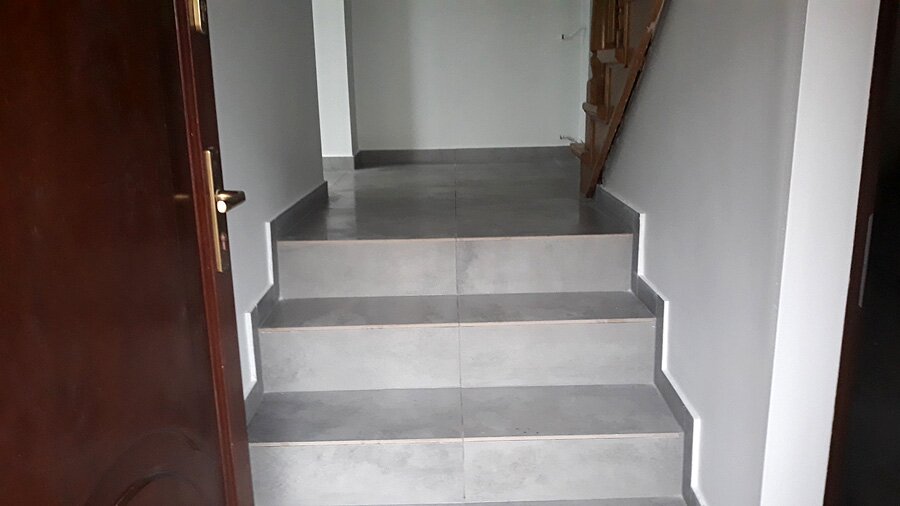 Rybnik, Obronców Pokoju - remont klatki schodowej oraz kafelkowanie - zdjęcie 10